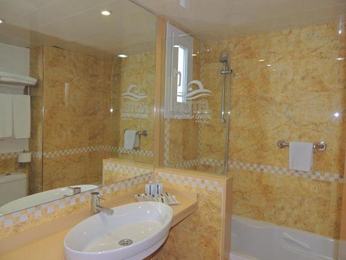 Bilik mandi di Hotel Punta del Cantal