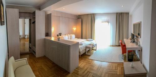 a hotel room with a bed and a desk at Hotel Satu Mare City in Satu Mare