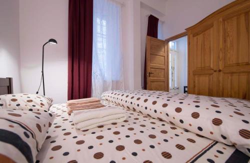 ブダペストにあるLovely flat near the Danubeのベッドルーム1室(ベッド2台、水玉枕付)
