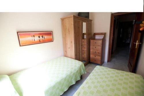 セビリアにあるMaravilloso Apartamento Trianaのベッドルーム1室(ツインベッド2台、ドレッサー付)