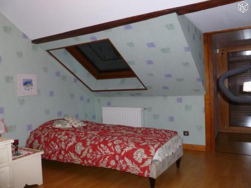 Sainte-Croix-aux-MinesにあるGiteのベッドルーム1室(赤い毛布付きのベッド1台付)