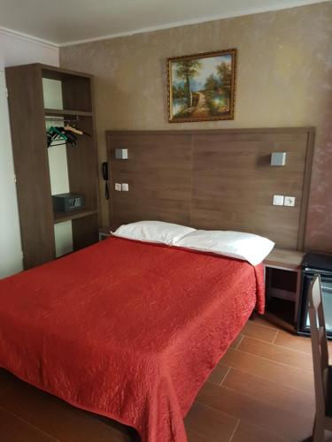 パリにあるベルタのベッドルーム1室(赤毛布付きの大型ベッド1台付)