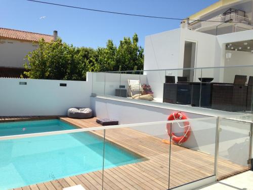 balcón con piscina y casa en Casa do Joaquim da Praia, en Nazaré