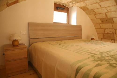 トリカーゼにあるCasa Vacanze La Corte Chiusaのベッドルーム(大型ベッド1台、窓付)