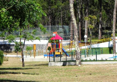 un parque infantil con tobogán en Parque de Campismo Orbitur Valado, en Nazaré