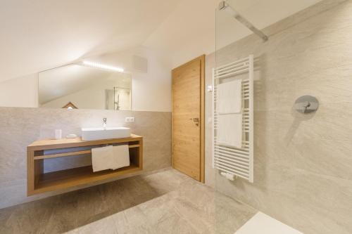 y baño con lavabo y ducha. en Krebslechnerhof, en Brunico