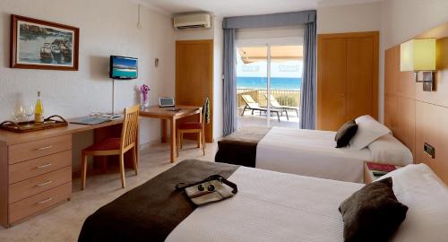 A bed or beds in a room at Aparthotel Solifemar