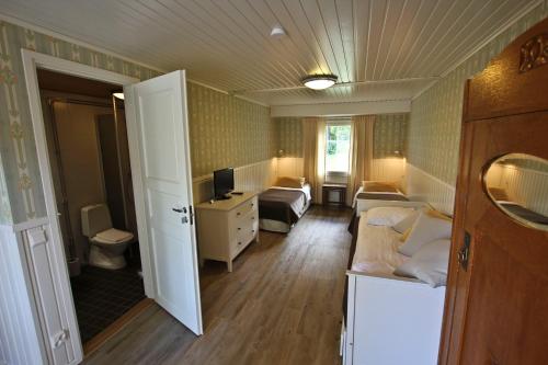 a room with a bedroom with a bed and a desk at Hotelli Messilä in Lahti