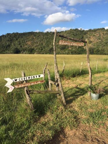 a street sign in the middle of a field at Kromrivier Farm Stays & B&B Near Addo Elephant Park in Paterson
