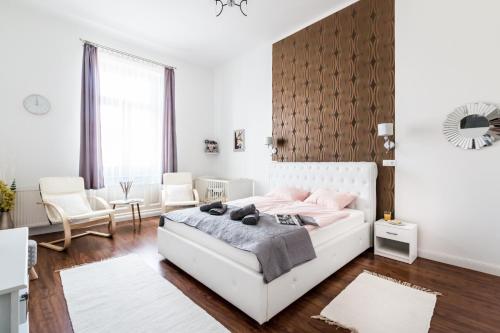 ブダペストにあるMegszűnt- BpR PureHOME Apartmentの白いベッドルーム(ベッド1台付)、リビングルーム
