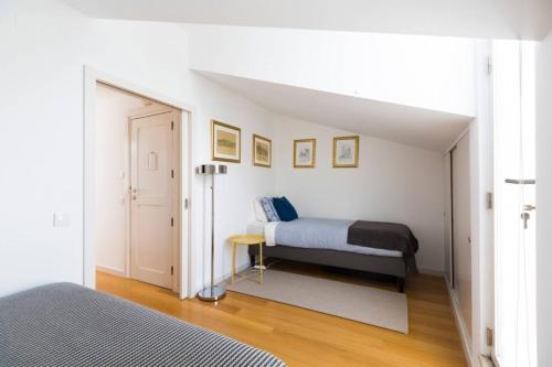sypialnia z łóżkiem w białym pokoju w obiekcie Ola Lisbon - Principe Real IV w Lizbonie