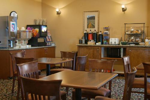 a restaurant with tables and chairs and a counter at Red Lion Inn & Suites McMinnville in McMinnville