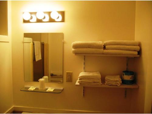 Kylpyhuone majoituspaikassa Golden West Motel