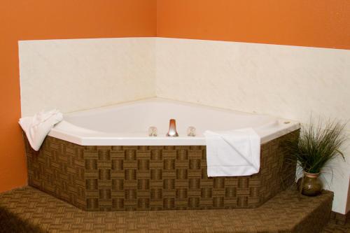 A bathroom at Cottonwood Inn & Suites