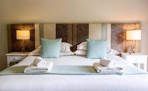 
A bed or beds in a room at Swartberg Country Manor
