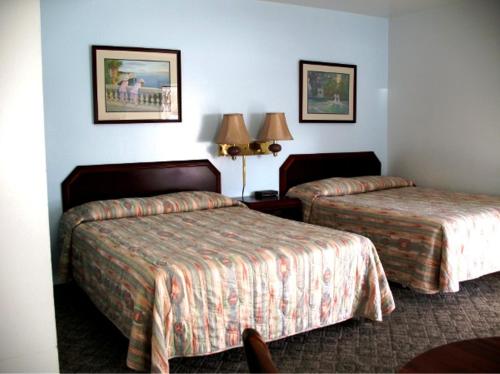 Кровать или кровати в номере Golden West Motel