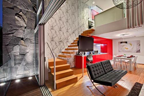 a living room with a staircase and red walls at Residencias Filadelfia in Mexico City