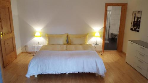 Postel nebo postele na pokoji v ubytování Suite mit Parkplatz Gebertingen