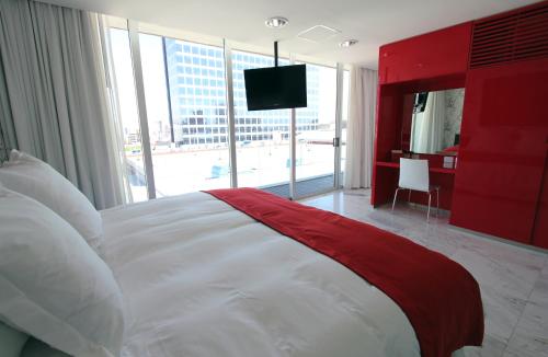 a bedroom with a large bed with a television in it at Residencias Filadelfia in Mexico City