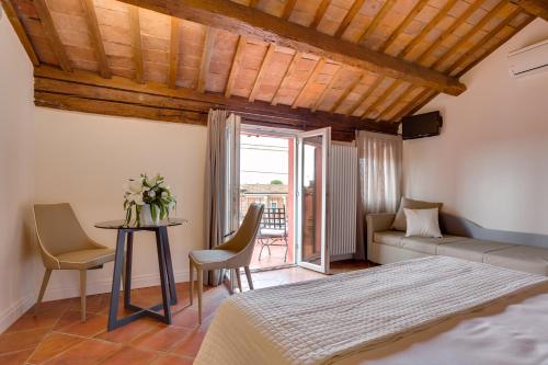 1 dormitorio con cama, mesa y sofá en Ferrara Rooms, en Ferrara