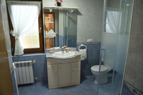 Kylpyhuone majoituspaikassa Apartamentos Rurales Los Solares