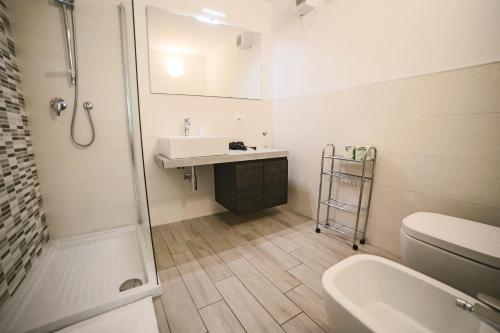 bagno con lavandino, doccia e servizi igienici di B&B Santa Maria Novella a Firenze