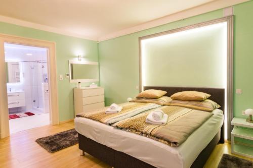 1 dormitorio con 1 cama grande y toallas. en Titaru House in the city center of Budapest, en Budapest