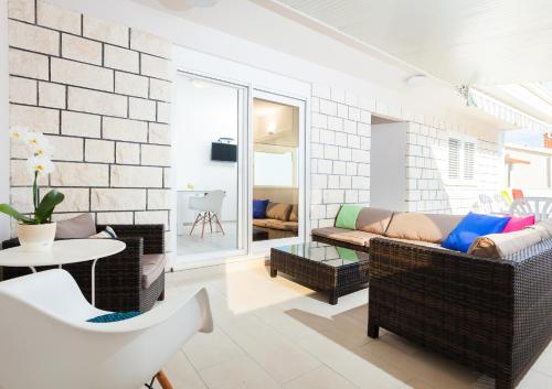 salon z kanapą i stołem w obiekcie Apartments Gita w mieście Zavalatica