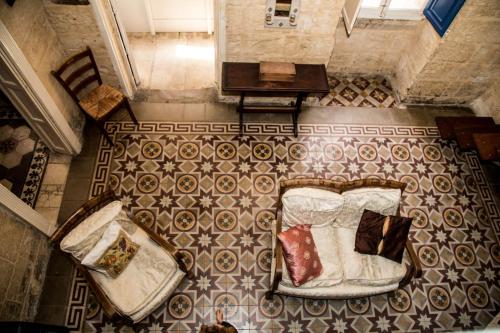 - une chambre avec un lit et des oreillers dans l'établissement Valletta Period Townhouse, à La Valette