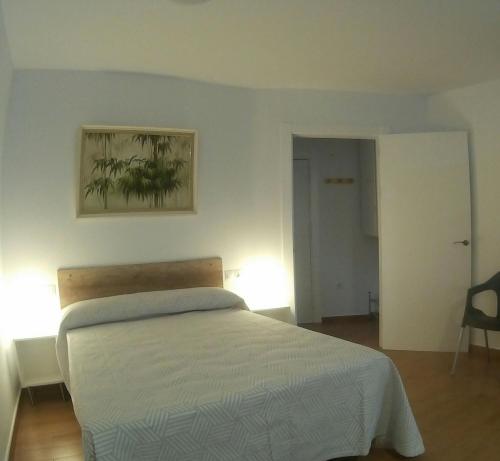 1 dormitorio con 1 cama y 1 silla en Veramar 3, en Fuengirola