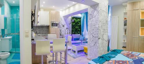 ein Badezimmer mit lila Möbeln und ein Esszimmer in der Unterkunft City center Apartment in Sofia