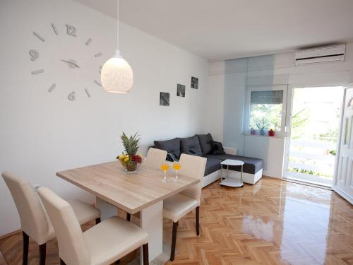 - une salle à manger et un salon avec une table et des chaises dans l'établissement Apartman "Roko", à Zadar