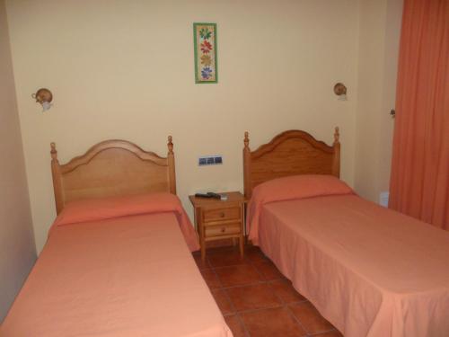 Hotel Rural La Encina房間的床