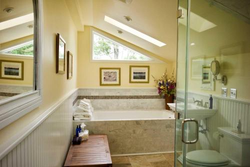 Un baño de Mill House Inn