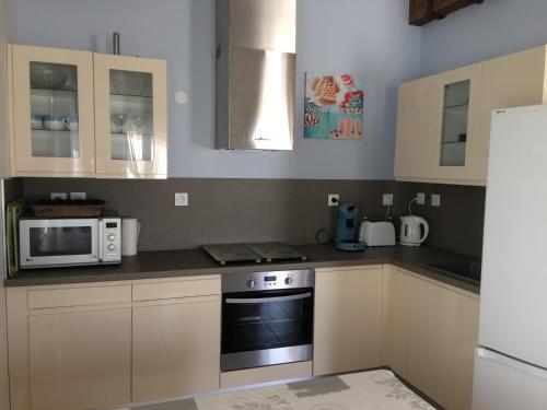 La cuisine est équipée d'un four micro-ondes et d'une cuisinière. dans l'établissement La Charentaise, à Saint-Palais-sur-Mer