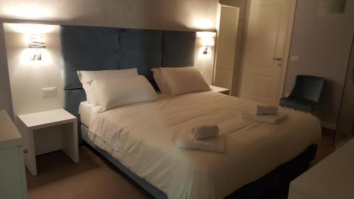 a bedroom with a bed with two towels on it at Maison d'Elite Guest House in Venice