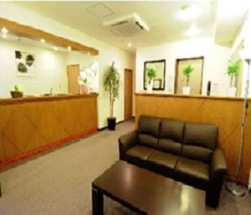 神戸市にあるカプセルホテル神戸三宮 (男性専用)の待合室(革張りのソファ、コーヒーテーブル付)