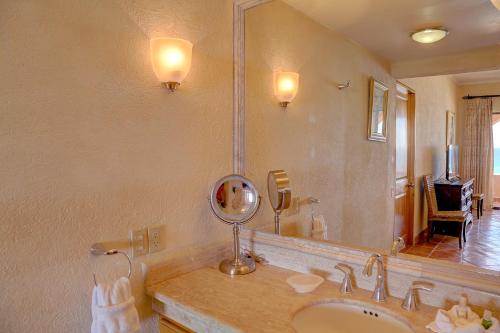 Gallery image of Condominios La Luna - Ocean Front in Cabo San Lucas