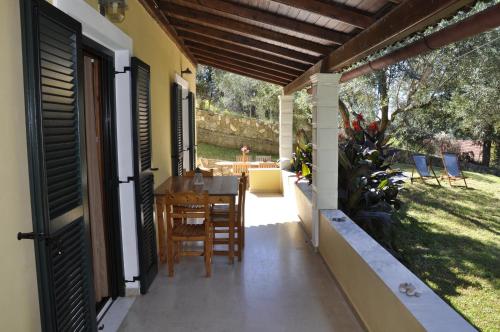 Κήπος έξω από το Magdalini Apartments
