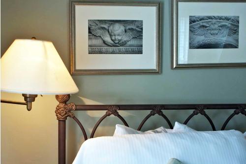 Una cama o camas en una habitación de Mill House Inn