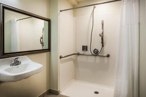 Kupatilo u objektu Days Inn & Suites by Wyndham Antioch