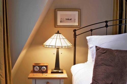 Una cama o camas en una habitación de Mill House Inn