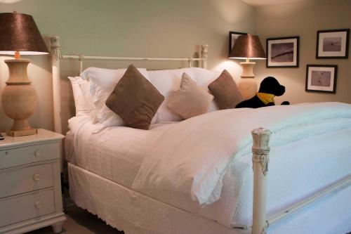 Una cama o camas en una habitación de Mill House Inn