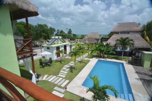 uma vista aérea de um resort com uma piscina em Cabañas Luxury em Bacalar