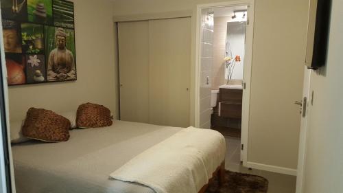 伊基克的住宿－Edificio One，一间卧室配有一张带两个枕头的床