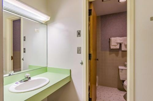 Kamar mandi di Motel 6-Grand Rapids, MI - Northeast