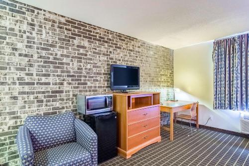Μια τηλεόραση ή/και κέντρο ψυχαγωγίας στο Motel 6-Grand Rapids, MI - Northeast