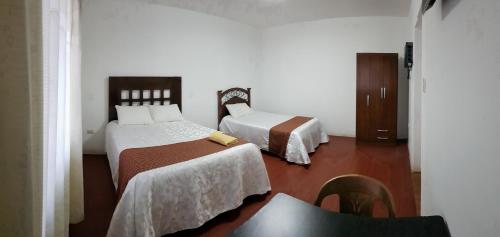 Un pat sau paturi într-o cameră la La Cabaña Hotel
