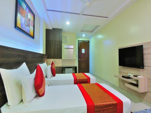 TV o dispositivi per l'intrattenimento presso Hotel Sky Rich International - Just a min walk from Karol Bagh Metro Station