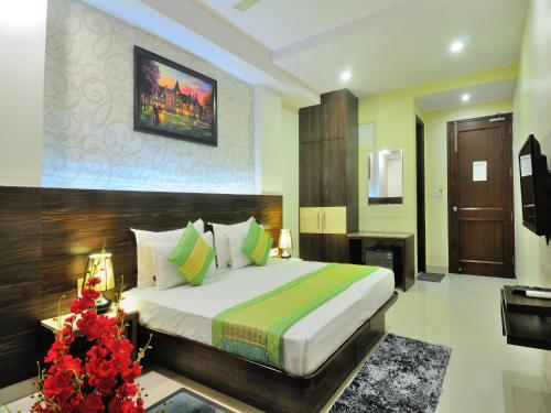 una camera da letto con un letto grande in una stanza di Hotel Sky Rich International - Just a min walk from Karol Bagh Metro Station a Nuova Delhi